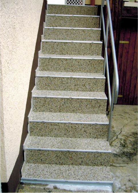 Mit Klick Steinteppich renovierte Außentreppe.