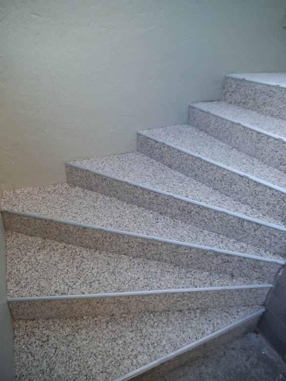 Außentreppe zum Keller mit Steinteppich saniert.