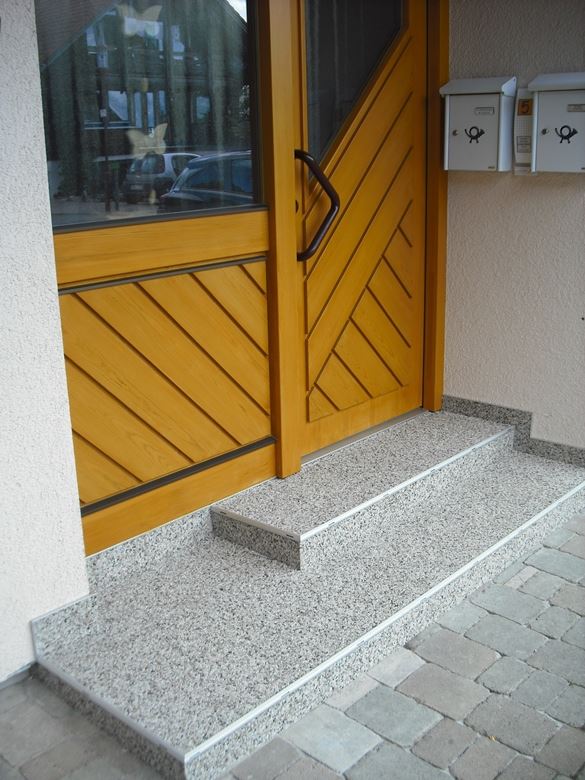 Zweistufige Hauseingangstreppe die mit grauen Klick Steinteppich saniert wurde.