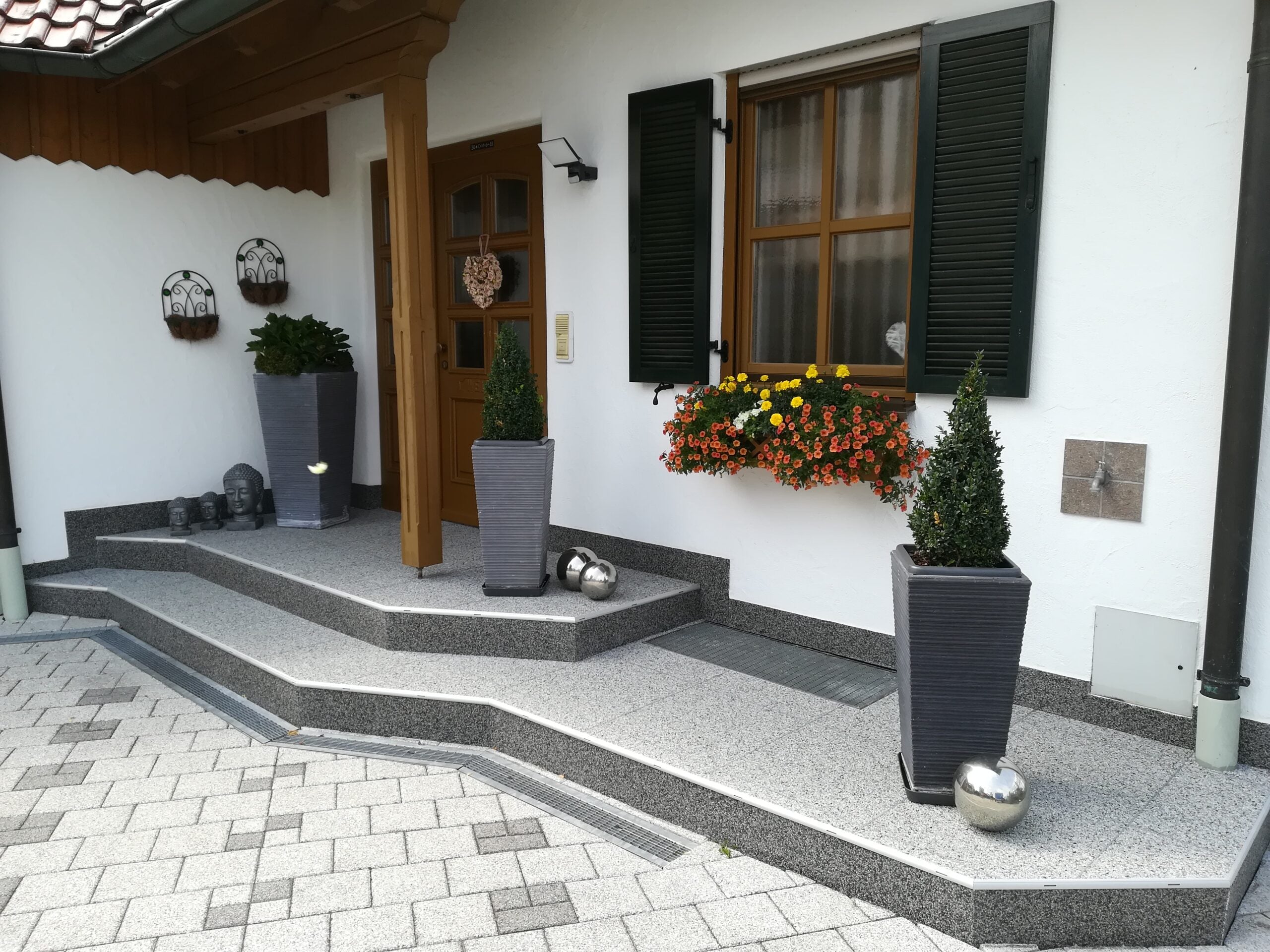 Eingangsbereich mit einem rutschfestem Bodenbelag.