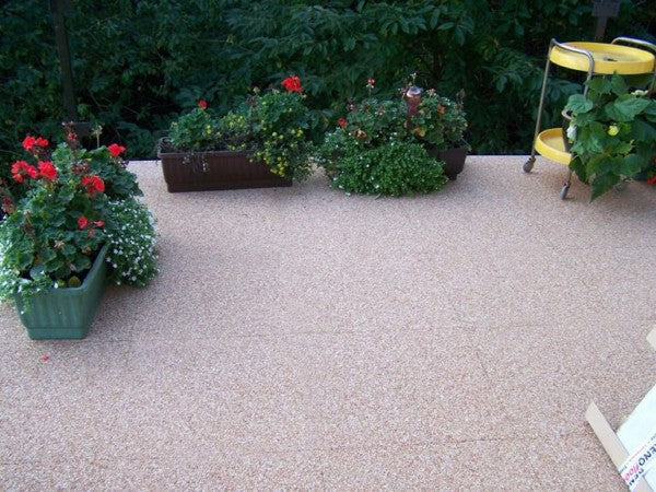 Terrassenboden der mit Steinteppich ausgelegt wurde