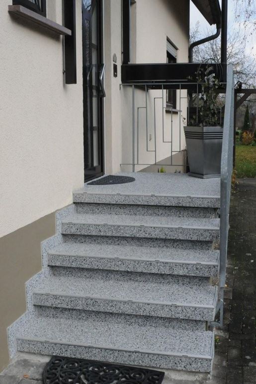 Hauseingangstreppe selbst saniert mit RENOfloor Steinteppich