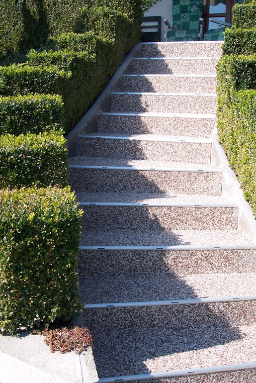 Treppe zur Terrasse die mit Steinteppich saniert wurde.