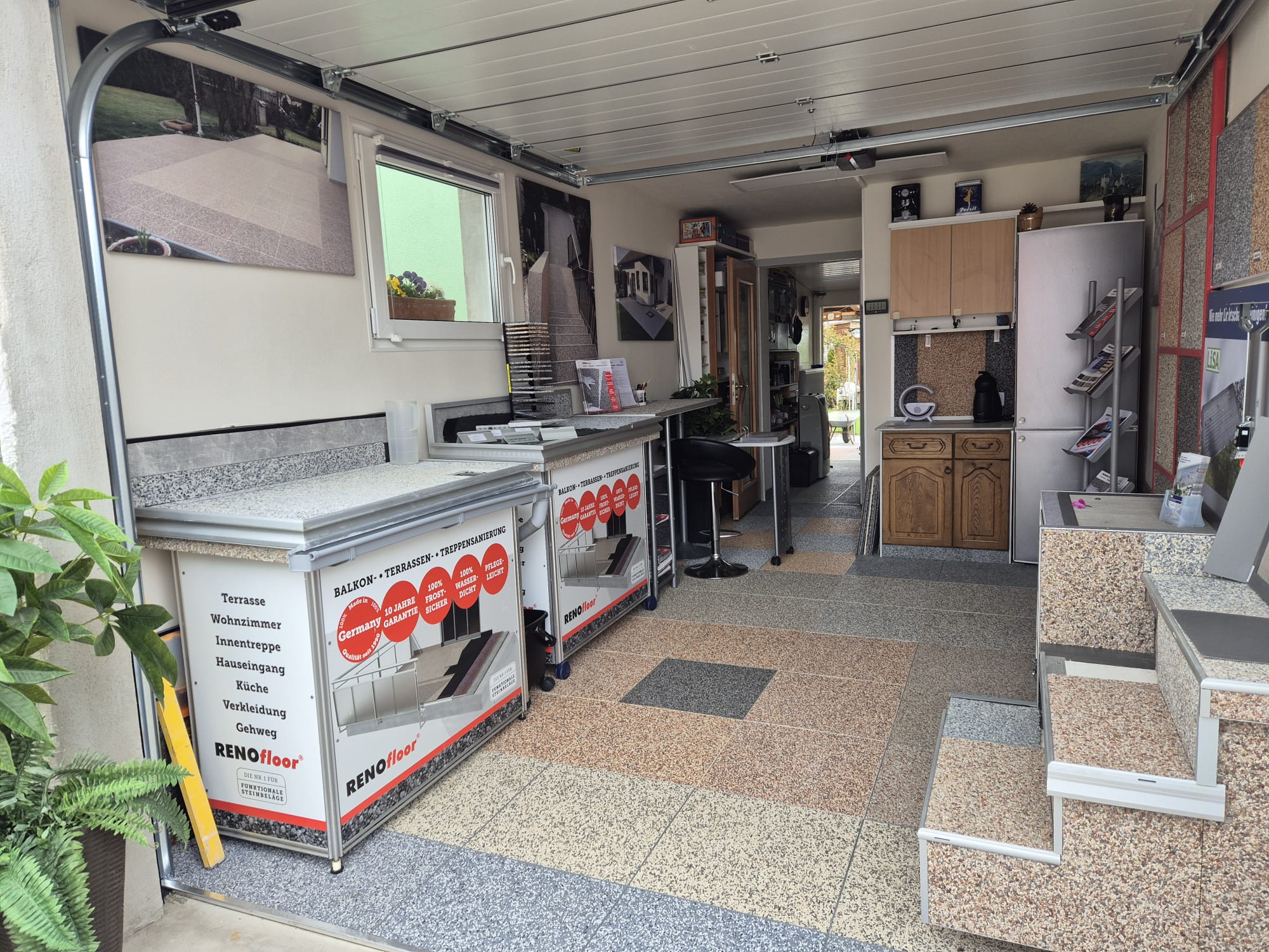 RENOfloor Showroom Biberbach — Ausstellung Jose Abade, Innenansicht