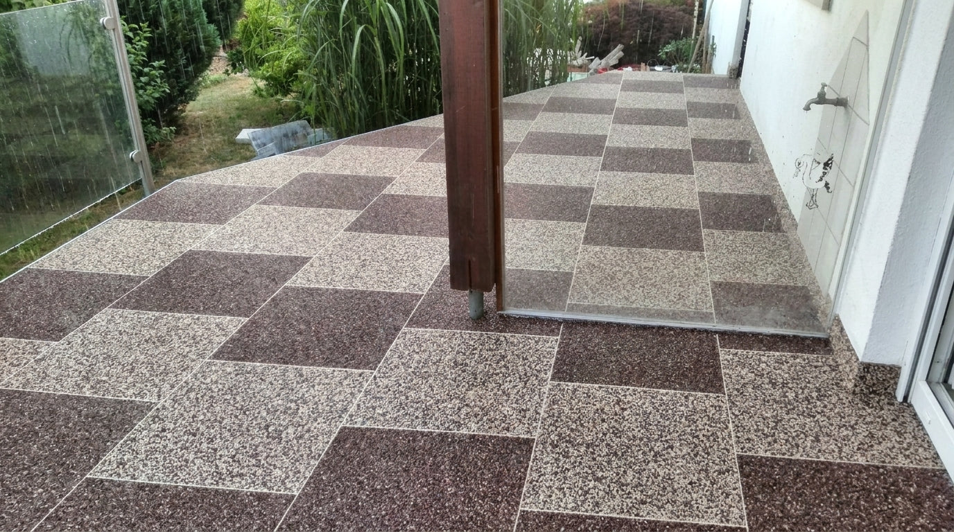 Modul-Steinteppich Terrasse im Sommerregen — Wasser läuft ab