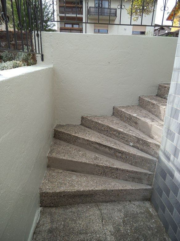 Sanierungsbedürftige Kellertreppe.
