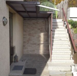 Eine mit Steinteppich sanierte Außentreppe von einem glücklichen Kunden von RENOfloor.