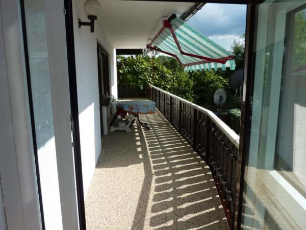 Wunderschöner Balkon mit Steinteppich Boden eines Kunden von RENOfloor.