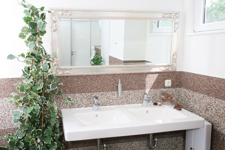 Natursteinteppiche sind der ideale Bodenbelag für den Innenbereich und insbesondere für das Bad.