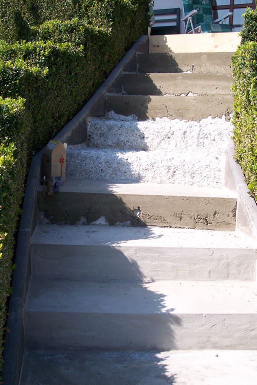 Sanierungsbedürftige Treppe zur Terrasse.