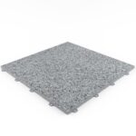 Klick Steinteppich Marmor Bodensee DRAINfloor mit den Maßen 500 cm x 500 cm x 11 mm. Der Steinteppich hat einen hellgrauen Farbton und einen Grau Rahmen. Bild aus der seitlichen Perspektive.