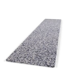 Steinteppich Stellstufe für die Treppe Quarz "Silber" mit den Maßen 100 cm x 20 cm. Die Stellstufe hat einen silber-weißen Farbton.