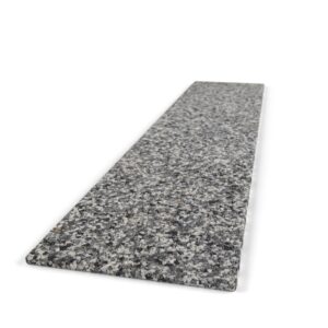 Steinteppich Stellstufe für die Treppe Marmor Teneriffa mit den Maßen 100 cm x 20 cm. Die Stellstufe hat einen grau-weißen Farbton.