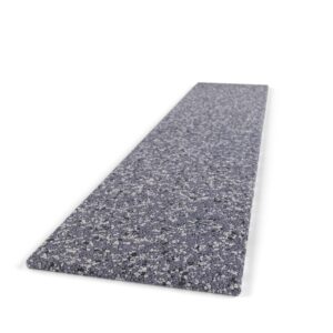 Steinteppich Stellstufe für die Treppe Quarz "Zink" mit den Maßen 100 cm x 20 cm. Die Stellstufe hat einen grau-schwarzen Farbton.
