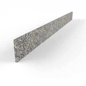 Paralleles Steinteppich Sockelement Marmor Schiefer mit den Maßen 100 cm x 8 cm. Das Sockelelement hat einen dunkelgrauen Farbton.