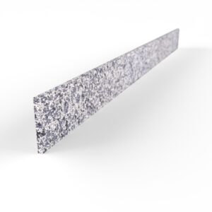 Paralleles Steinteppich Sockelement Quarz "Silber" mit den Maßen 100 cm x 8 cm. Das Sockelelement hat einen silber-weißen Farbton.