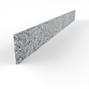 Paralleles Steinteppich Sockelement Marmor Bodensee mit den Maßen 100 cm x 10 cm. Das Sockelelement hat einen hellgrauen Farbton.