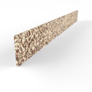 Paralleles Steinteppich Sockelement Marmor Latte Macchiato mit den Maßen 100 cm x 10 cm. Das Sockelelement hat einen rot-beigen Farbton.