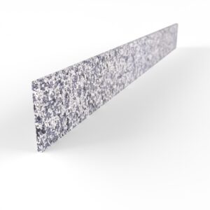 Paralleles Steinteppich Sockelement Quarz "Silber" mit den Maßen 100 cm x 10 cm. Das Sockelelement hat einen silber-weißen Farbton.