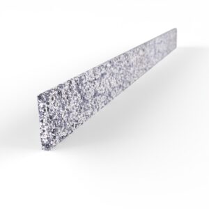Konisches Steinteppich Sockelement Quarz "Silber" mit den Maßen 100 cm x 8 cm. Das Sockelelement hat einen silber-weißen Farbton.