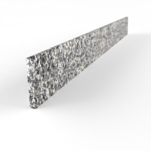 Konisches Steinteppich Sockelement Marmor Teneriffa mit den Maßen 100 cm x 10 cm. Das Sockelelement hat einen grau-weißen Farbton.