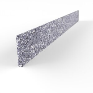 Konisches Steinteppich Sockelement Quarz "Zink" mit den Maßen 100 cm x 10 cm. Das Sockelelement hat einen grau-schwarzen Farbton.