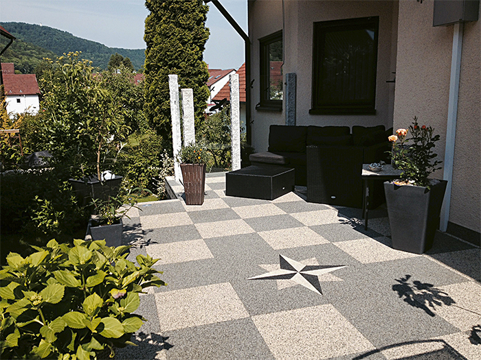 Referenzbild eines Eigenheim-Besitzers der seine Terrasse mit Steinteppich saniert hat.