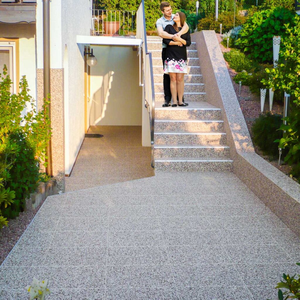 Paar das seine neue Steinteppich-Treppe im Außenbereich genießt