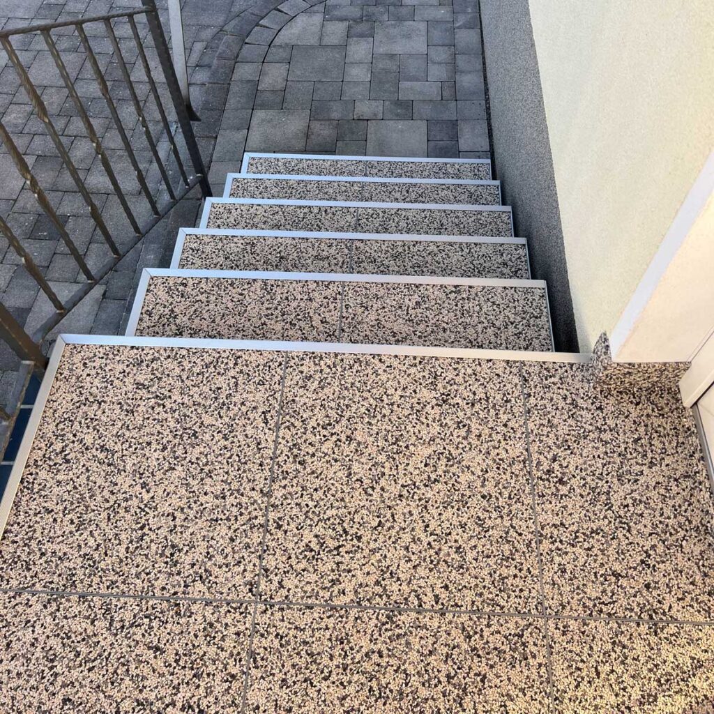 Vogelperspektive von einer Treppe mit Steinteppich-Boden
