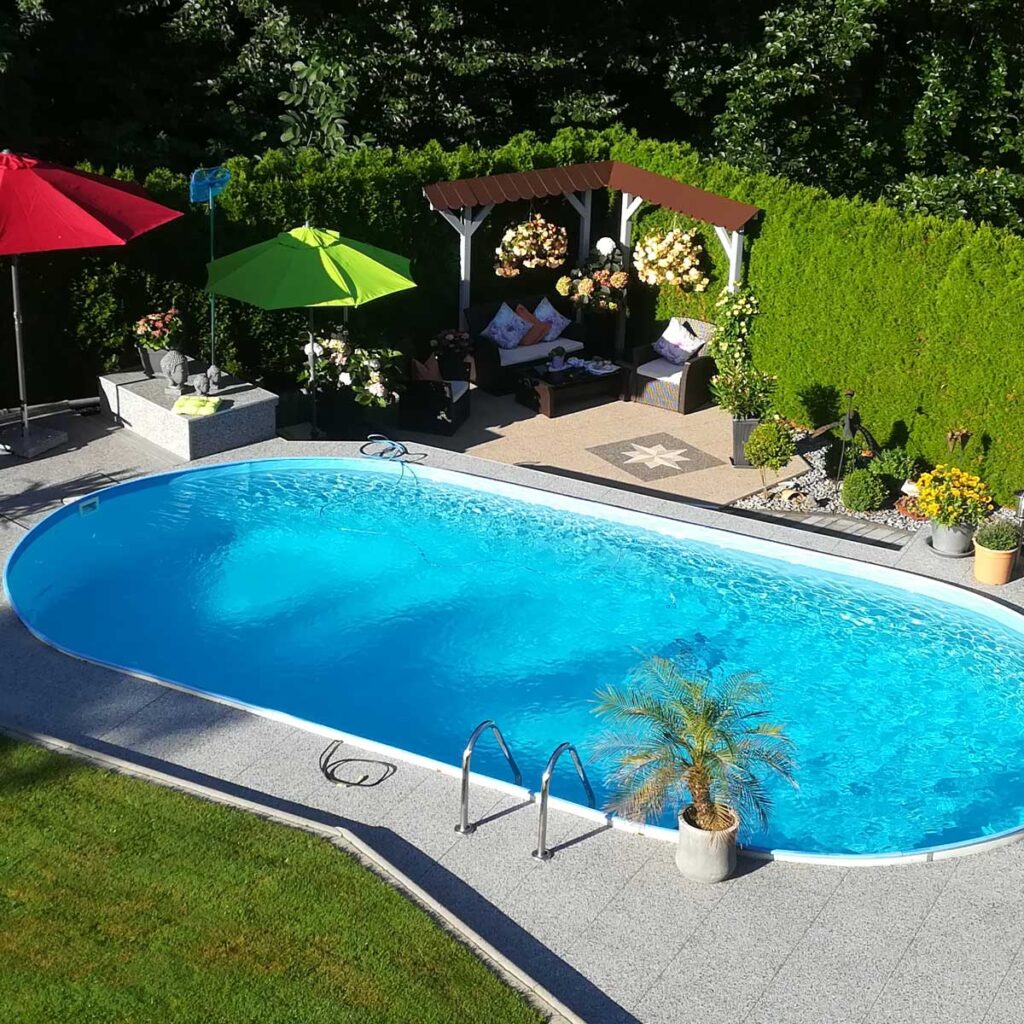 Pool-Terrasse mit Steinteppich verlegt