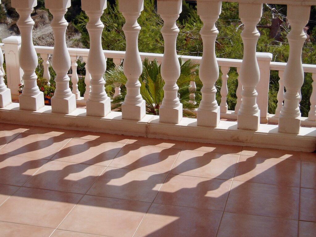 Keramikfliesen als Bodenbelag für die Terrasse